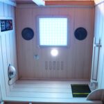 Dewello® Infrarotkabine Infrarotsauna Hamlin 90cm x 90cm für 1 Person aus Hemlock Tannenholz mit Keramikstrahler, Bodenstrahler, LED-Farblicht, Bluetooth, FM,MP3,USB