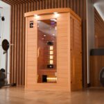 Dewello® Infrarotkabine Infrarotsauna Hyder 115x105 für 1-2 Personen aus Hemlock Holz mit Vollspektrumstrahler, LED-Farblicht, Bluetooth, FM,MP3,USB